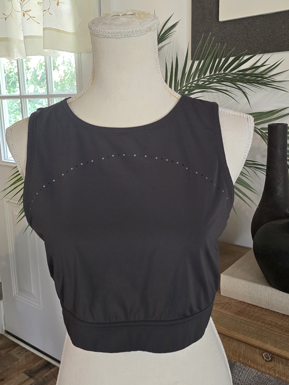Lululemon Hotty Hot Cropped Tank in black/ Grey Large